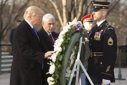 El presidente electo de Estados Unidos, Donald Trump (Izda.), acompañado de su vicepresidente, Mike Pence.