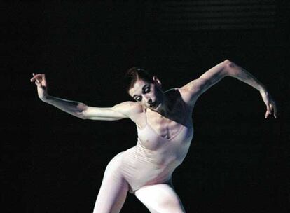 La española Elisabet Ros, bailarina estrella del Béjart Ballet Lausanne, protagoniza <i>La vuelta al mundo en 80 minutos.</i>