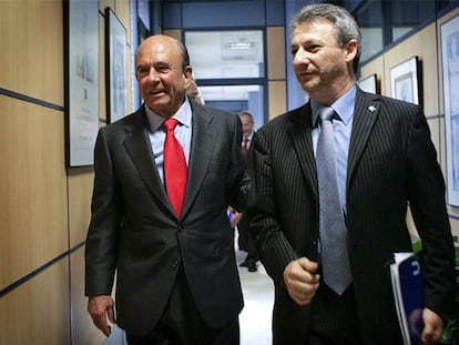 Emilio Botín, ayer, junto al rector, Francisco Toledo, en la Universitat Jaume I de Castellón.