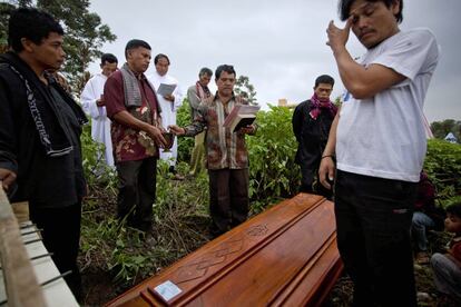 La erupción del volcán Monte Sinabung el sábado 2 de febrero ha causado varias víctimas en una aldea del distrito de Karo en el norte de Sumatra. Familiares lloran en el entierro de un fallecido.