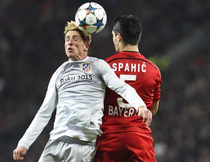 Fernando Torres (izquierda) y  Emir Spahic del  Leverkusen golpean el balón durante un partido de la Champions, el 25 de febrero de 2015.