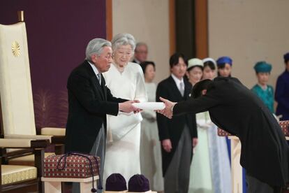 Más de 300 personas participan en esta ceremonia: miembros de la familia imperial, del Gobierno y del Parlamento, de la magistratura, además de autoridades locales. En la imagen, el emperador japonés Akihito, acompañado de la emperatriz Michiko, en su ceremonia de abdicación este martes en Tokio.
