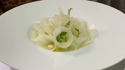 Ensalada de melón con helado de queso feta y sopa fría de rúcula.