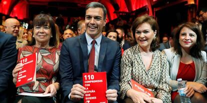 El secretario general del PSOE y presidente del Gobierno, Pedro S&aacute;nchez, acompa&ntilde;ado de la presidenta del PSOE Cristina Narbona y la vicepresidenta Carmen Calvo, presenta las 110 principales medidas del programa electoral socialista.