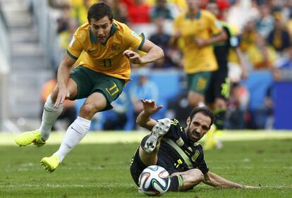 El jugador australiano Tommy Oar (i) y Juanfran pelean por el bal&oacute;n.