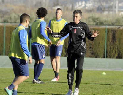 El nuevo entrenador del Granada, Lucas Alcaraz (derecha), se dirige a sus jugadores en su primer entrenamiento tras la marcha de Anquela.