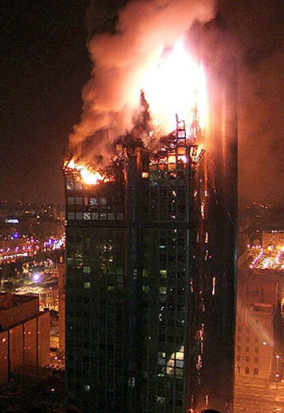 El colosal incendio duró más de 20 horas, pero la estructura del rascacielos aguantó el embate del fuego.