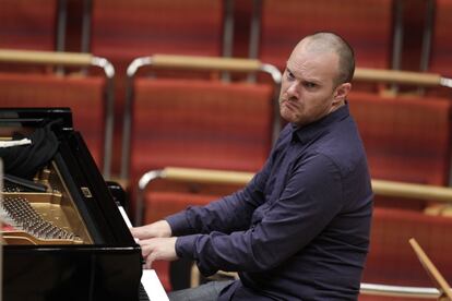 El pianista y director de orquesta alemán, una de las figuras más reconocidas de su generación, ha fallecido por cáncer. Llamó la atención del público cuando con 20 años obtuvo el segundo premio del Concurso Internacional de Piano de Leeds.