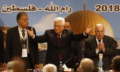 El presidente palestino, Mahmud Abbas (centro), en la apertura de la sesión del Consejo Nacional de la OLP en Ramala.