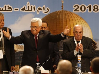 El presidente palestino, Mahmud Abbas (centro), en la apertura de la sesión del Consejo Nacional de la OLP en Ramala.