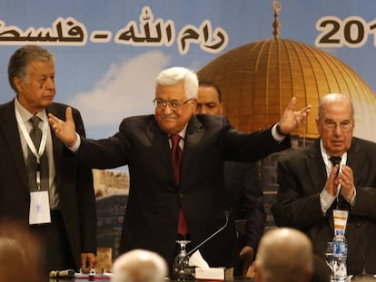 El presidente palestino, Mahmud Abbas (centro), en la apertura de la sesión del Consejo Nacional de la OLP en Ramala.