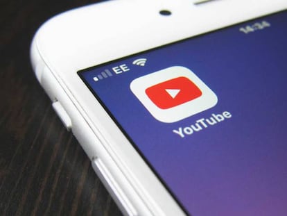 Icono YouTube en un smartphone