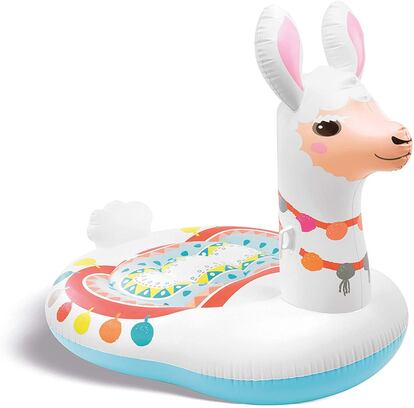 Si los flamencos y los unicornios llevan varios años siendo los reyes de las piscinas, este año Intex propone que las llamas tomen el relevo. Este hinchable soporta hasta 200 kilos y está pensado para que dos personas puedan navegar tumbadas plácidamente. Incorpora dos cámaras de aire para mayor seguridad e incluye un parche para reparar los pinchazos. Un accesorio original que no pasará inadvertido para surcar los mares –o las piscinas– este verano. Precio: 34,95 euros.