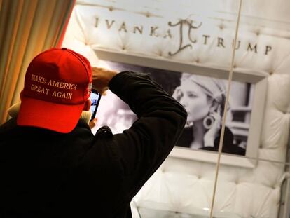 Un hombre con una gorra con el eslogan de campaña de Trump, "Make America Great Again" (Haz que América vuelva a ser grande), saca una foto de la marca de joyas de Ivanka Trump en el edificio Trump en Nueva York.