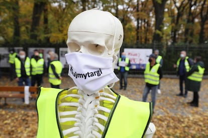 Un esqueleto con mascarilla y un chaleco amarillo durante una manifestación en un parque de Varsovia este miércoles en contra de las nuevas restricciones por la segunda ola del coronavirus. 