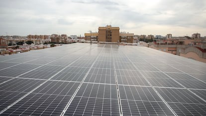 Instalación de autoconsumo fotovoltaico en un bloques de viviendas de Sevilla.