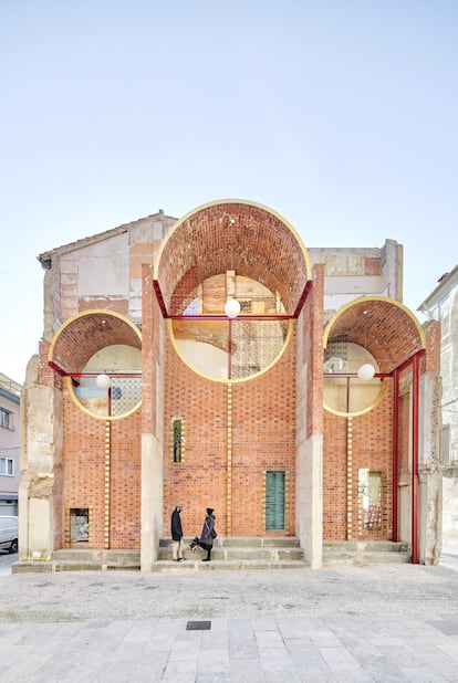 Dos arquitectos locales remodelaron y adaptaron el muro de fiesta de Can Saula, en la ciudad catalana de Olot, para hacerle un poco de justicia póstuma a un edificio con arraigo local al que tiempo había maltratado.