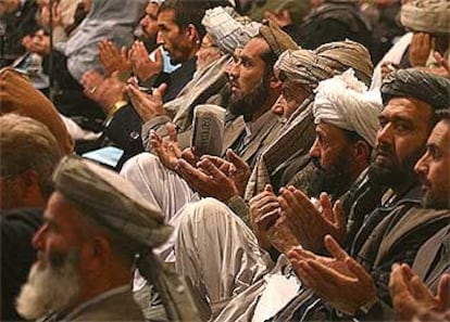Delegados afganos en la Loya Jirga rezan antes de comenzar los debates constitucionales.