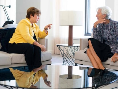 La nueva directora gerente del FMI, Kristalina Georgieva, junto a su antecesora Christine Lagarde 
