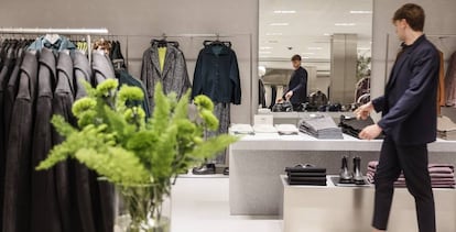 Un trabajador de Inditex en el interior de la tienda de Zara del Boulevard Austria, en Valencia.