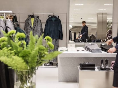 Un trabajador de Inditex en el interior de la tienda de Zara del Boulevard Austria, en Valencia.