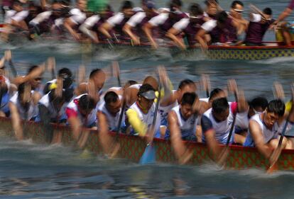 Participantes del 'Dragon Boat', en Hong Kong, compiten en una carrera como parte de las celebraciones del Festival 'Dragon Boat' chino.