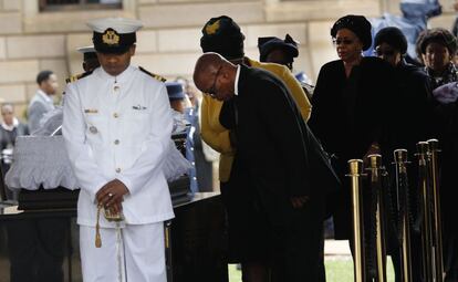 El presidente sudafricano, Jacob Zuma paga respecto ante el féretro del ex presidente sudafricano Nelson Mandela.