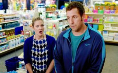 Drew Barrymore y Adam Sandler en la comedia romántica 'Juntos y Revueltos' (2014).