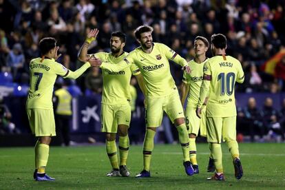 El defensa del FC Barcelona Gerard Piqué celebra con sus compañeros la consecución del quinto gol ante el Levante.
