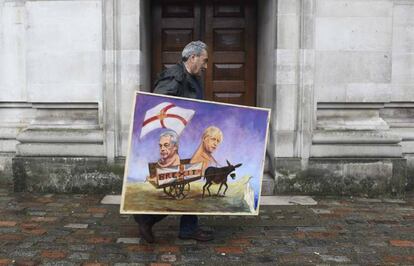 El artista Kaya Mar sostiene una de sus obras inspirada en el 'Brexit'.