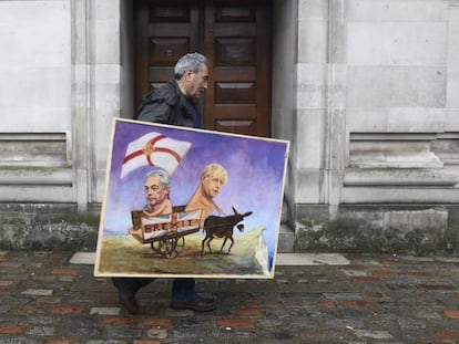 El artista Kaya Mar sostiene una de sus obras inspirada en el 'Brexit'.