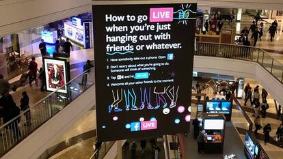 Vista de un centro comercial en San Francisco con un anuncio sobre cómo usar Facebook Live.