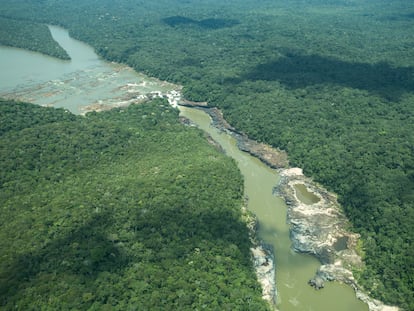 Toma aérea de la cascada Jirijirimo, lugar sagrado para los hijos de Jaguares de Yuruparí, ubicada en el río Apaporis, al norte del departamento de Amazonas, Colombia.