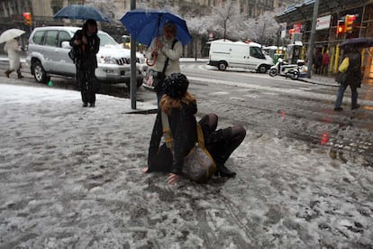 La gente en el suelo, tras resbalarse por la nieve, fue una de las imágenes de la jornada.