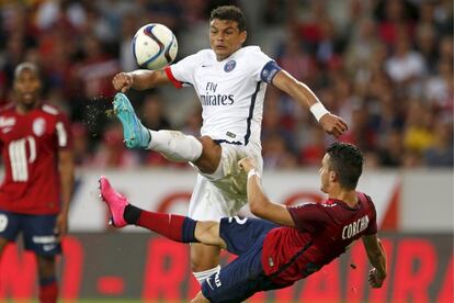 Thiago Silva era el líder de la defensa del Milán hasta que en julio de 2012 el equipo parisino pagó por él 42 millones de euros. El jeque catarí Nasser Al-Khelaifi se había hecho meses antes con el club y comenzó una política de fichajes basada en el talonario que ha hecho llegar a París a algunos de los mejores jugadores.