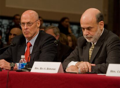 Henry Paulson (izquierda) y Ben Bernanke, hoy momentos antes de su comparecencia ante el Congreso