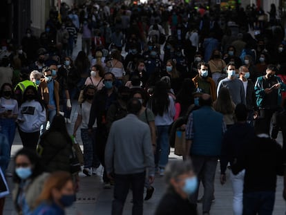 Gente camina por la calle de Preciados en Madrid, el 31de marzo de 2021.