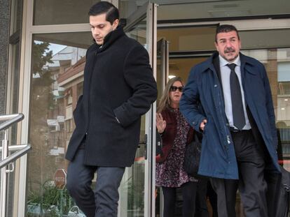 El exsacerdote condenado por abuso de menores, a la izquierda, en una de las sesiones del juicio en Ciudad Real en 2019.