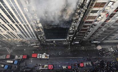 Los bomberos de Bangladés tratan de apagar un incendio en un complejo de oficinas en Dhaka. Hay al menos cinco víctimas mortales.