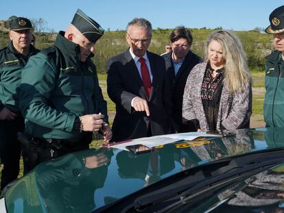 El delegado del Gobierno en Extremadura, José Luis Quintana, junto a la alcaldesa de Hinojal, Blanca Vivas, durante una de las jornadas de búsqueda en Hinojal (Cáceres), el pasado viernes.