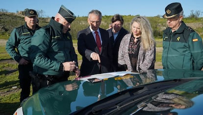 El delegado del Gobierno en Extremadura, José Luis Quintana, junto a la alcaldesa de Hinojal, Blanca Vivas, durante una de las jornadas de búsqueda en Hinojal (Cáceres), el pasado viernes.