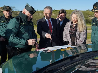 El delegado del Gobierno en Extremadura, José Luis Quintana, junto a la alcaldesa de Hinojal, Blanca Vivas, durante una de las jornadas de búsqueda en Hinojal (Cáceres), el pasado viernes.