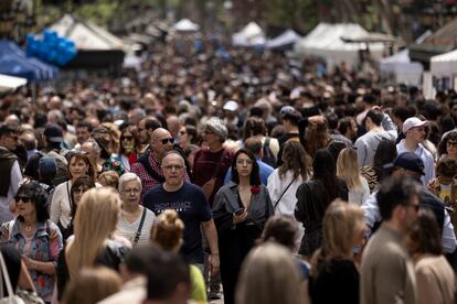 Centenares de personas pasean por la Rambla de Barcelona, el día de Sant Jordi, 23 de abril de 2023.