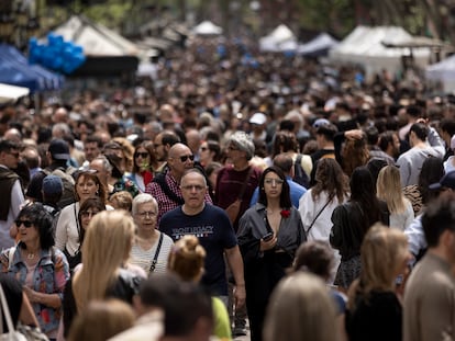 Centenares de personas pasean por la Rambla de Barcelona, el día de Sant Jordi, 23 de abril de 2023.