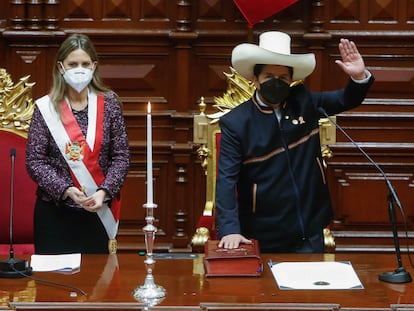 Pedro Castillo durante su juramento como nuevo presidente de Perú, este miércoles.