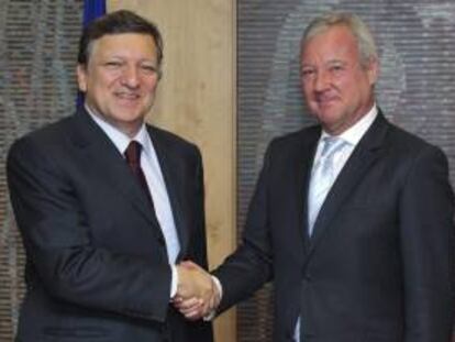 El presidente de la Comisión Europea, José Manuel Durao Barroso (i), saludando al nuevo presidente del Comité de las Regiones, el español Ramón Luis Valcárcel, en la sede de la Comisión en Bruselas hoy.