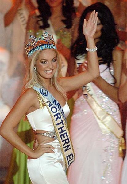 La checa Tatana Kucharova saluda al público tras ser elegida Miss Mundo 2006 en la gala celebrada en Varsovia, Polonia.