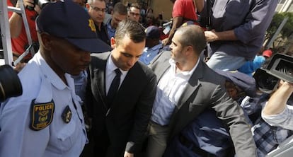 El atleta paralímpico Oscar Pistorius abandona el Tribunal Superior de Pretoria (Sudáfrica) después de finalizada la sesión de hoy.