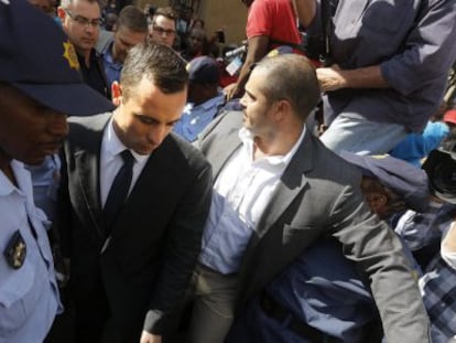 El atleta paralímpico Oscar Pistorius abandona el Tribunal Superior de Pretoria (Sudáfrica) después de finalizada la sesión de hoy.