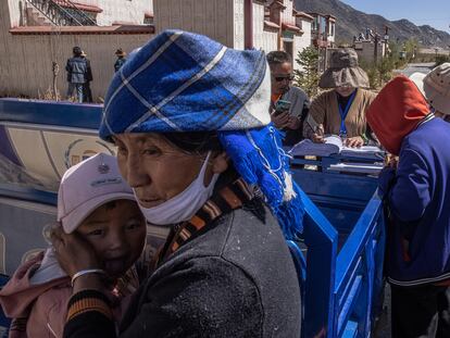 Unos funcionarios realizan un censo demográfico en el pueblo de Boma, donde viven tibetanos reubicados desde zonas de gran altitud, en la Región Autónoma del Tíbet, China, el 16 de octubre de 2020. Durante las últimas cuatro décadas, China asegura haber sacado de la pobreza a más de 800 millones de personas y planeaba erradicar la pobreza extrema para fines de este 2020.